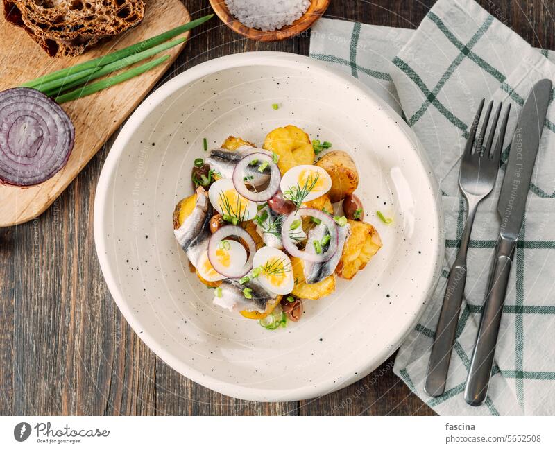 Sardellen oder Sprotten oder Sardinen mit Kartoffeln Anchovis Restaurant-Stil Beschichtung Fisch Sardellenfilets Filet kulinarisch Snack Feinkostladen Knoblauch
