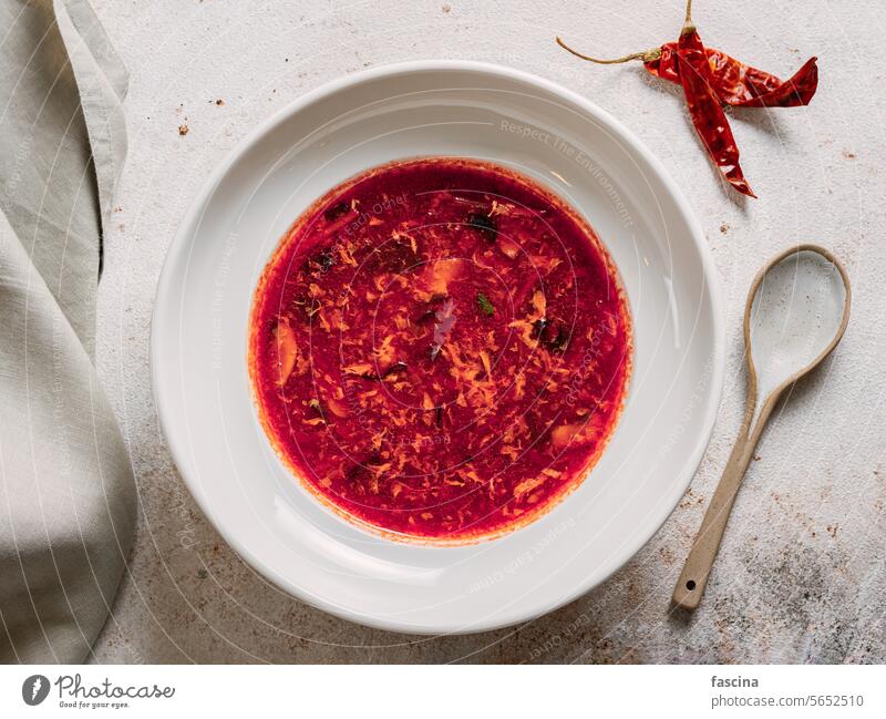 Leckere Rote-Bete-Suppe Borschtsch. Ansicht von oben, flach gelegt borscht Rote Beete rote Suppe Rübe Lebensmittel Teller Mittagessen Ukrainer Aubergine