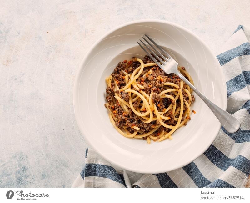 Spaghetti mit Hackfleisch Spätzle Bolognese navi gehackt Rindfleisch Fleisch makarony po flotski Hintergrund Lebensmittel Italienisch Abendessen gekocht
