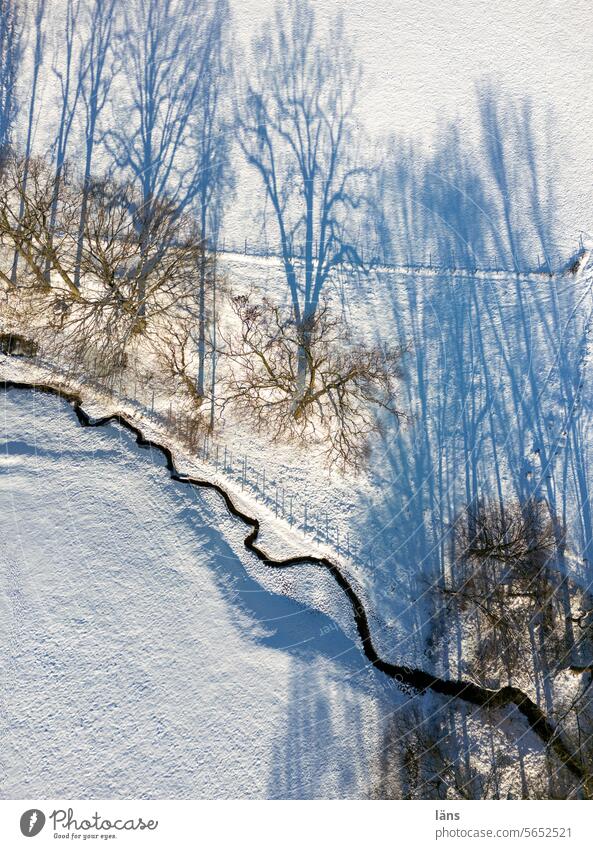 Der Winter von seiner schönen Seite Frost Schnee gefroren Eis kalt Sonnenlicht Sonnenschein Drohnenaufnahme Drohnenansicht Natur Bach Bachlauf Schatten