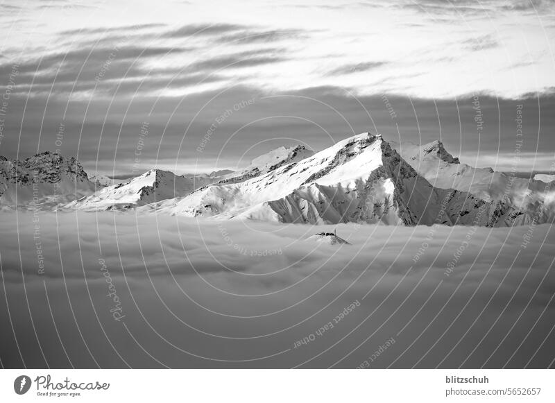 Bergstation knapp über dem Nebelmeer vor höheren Bergen, Graubünden, CH Schweiz Alpen Schweizer Alpen alps Suisse Lenzerheide Berge u. Gebirge