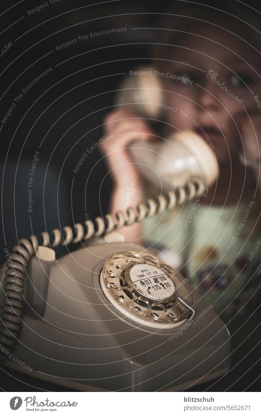 Mädchen mit altem Wählscheibentelefon Telefon Telekommunikation Telefongespräch Ziffern & Zahlen Telefonhörer Kommunizieren retro Verbindung Kabel Kontakt