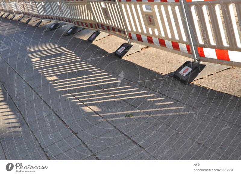der Länge nach | gestreift | langes Absperrgitter am Gehweg | Strassenbauarbeiten Karos kariert geplastert Absperrung Strukturen & Formen Gitter Zaun Schutz