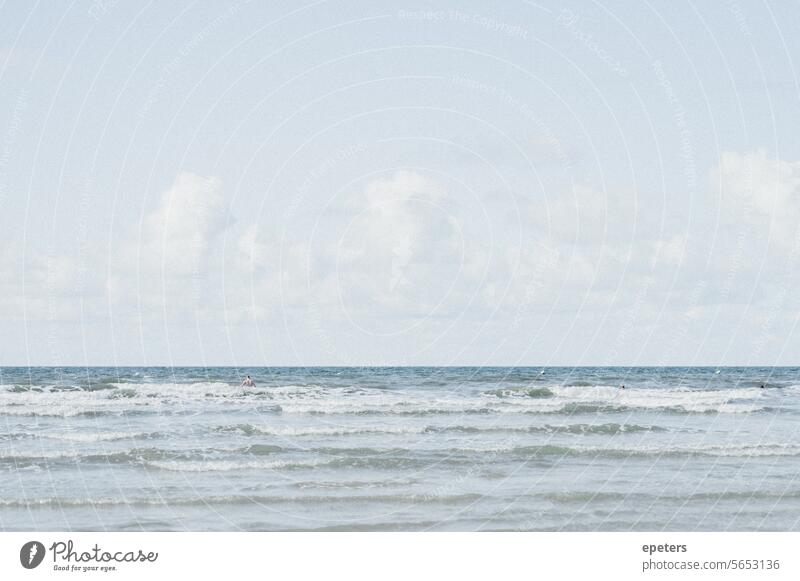 Blick auf die Nordsee an einem warmen Sommertag mit einem Schwimmer in der Ferne Nordseeurlaub Nordseeküste Ferien & Urlaub & Reisen Küste Erholung Meer Strand