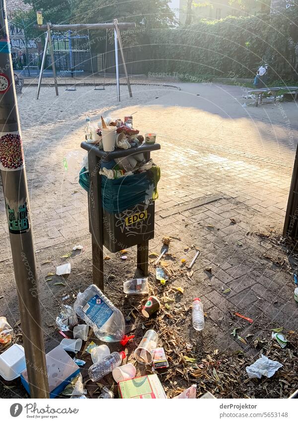 Vermüllung von Berlin VI Umweltverschmutzung Abfall Müllhalde Müllentsorgung Kanal immobilien wohnen Starke Tiefenschärfe Urbanisierung Textfreiraum rechts