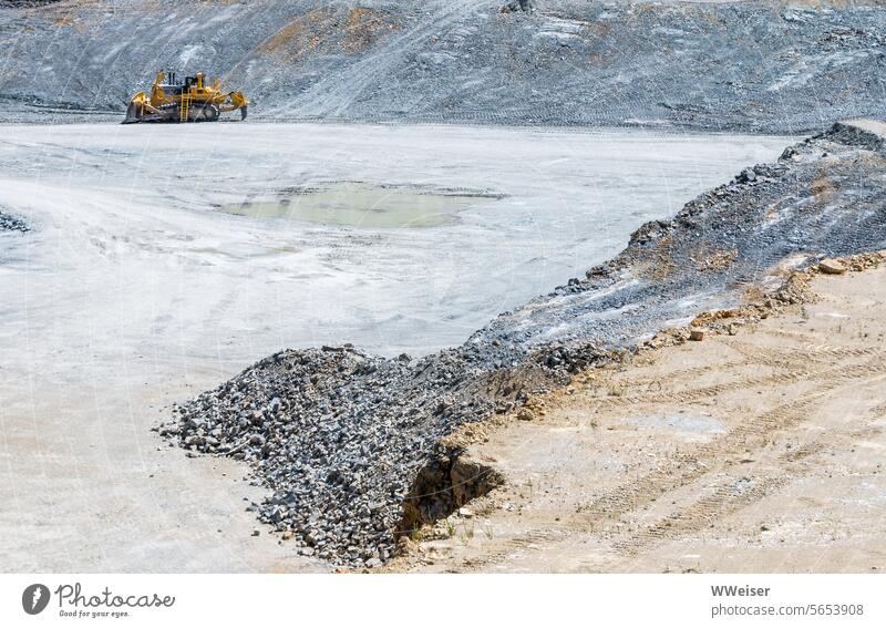Arbeiten in einem Kalksteinabbau und Kiesgrube in Brandenburg Grube Förderung Industrie Deutschland Gerät Tagebau Geologie Material Abbau industriell Erde