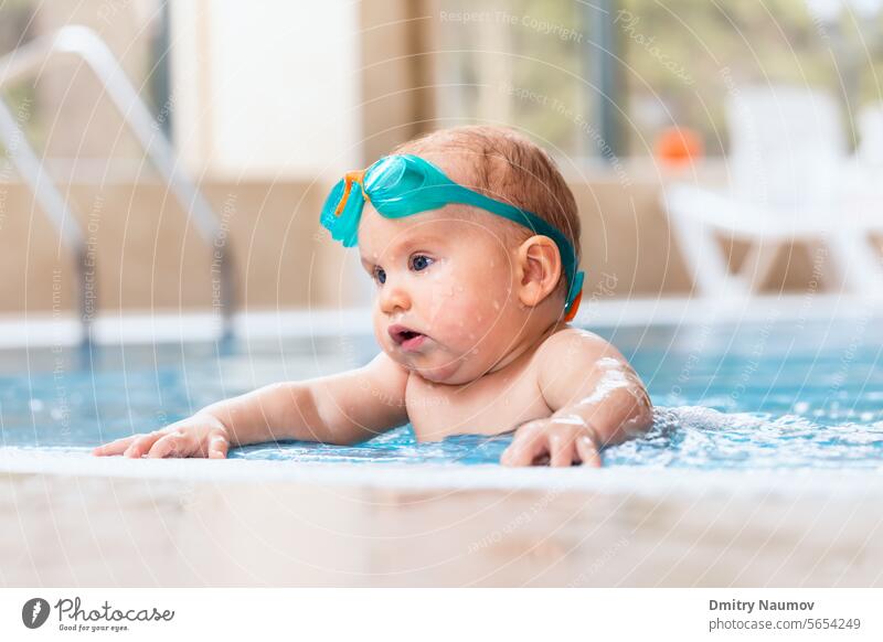 Kleines Mädchen lernt in einem Pool schwimmen Aktivität bezaubernd aqua Aquapark Baby blau Kind Kindheit niedlich Entwicklung Übung Gesundheit Hotel