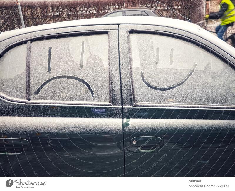 Lust und Leid des Autofahrers Autoscheibe Smileys Reif Schnee Winter Gut und schlecht Außenaufnahme Beifahrerseite