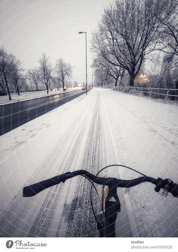 Gefährlich Fahrrad Winter Schnee Glaette Strasse ungeräumt Außenaufnahme Verkehr