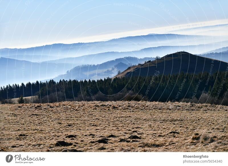 Blick von der Wasserkuppe auf den Pferdskopf umrandet von schönen Nebelfeldern. wasserkuppe hessen hessische rhön berg segelflieger rhöner kegelspiel