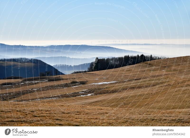 Wanderung auf der Wasserkuppe an einem schönen Tag im Januar. Über den Nebelfeldern kann man die Windräder in der Ferne sehen. wasserkuppe hessen hessische rhön