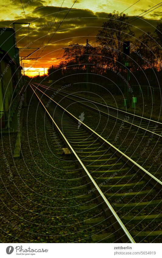 Schienen im Sonnenuntergang bahnhof eisenbahn gleisbett reise schiene schienenverkehr schwelle transport urlaub verreisen zug fahrplan zugverspätung warten