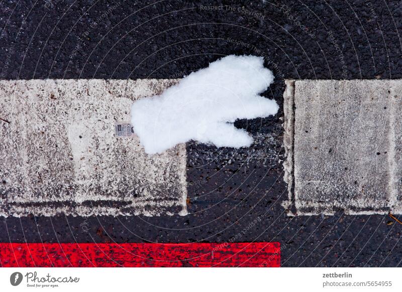 Verlorener Handschuh asphalt fahrbahn frost gefunden handschuh kalt klima kälte markierung neuschnee schneefall straße verloren wetter winter wintereinbruch