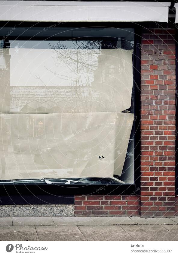 Leerstand | Mit Pappe verhangenes Schaufenster eines Ladengeschäfts Geschäft Geschäftsaufgabe Einzelhandel schließen verlassen Handel Wirtschaft Krise