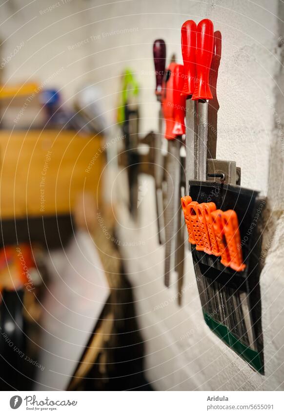 Kleine Kellerwerkstatt | Feilen und Raspeln hängen an der Wand Werkstatt Werkzeug Arbeit & Erwerbstätigkeit Handwerk Freizeit & Hobby Nahaufnahme Innenaufnahme