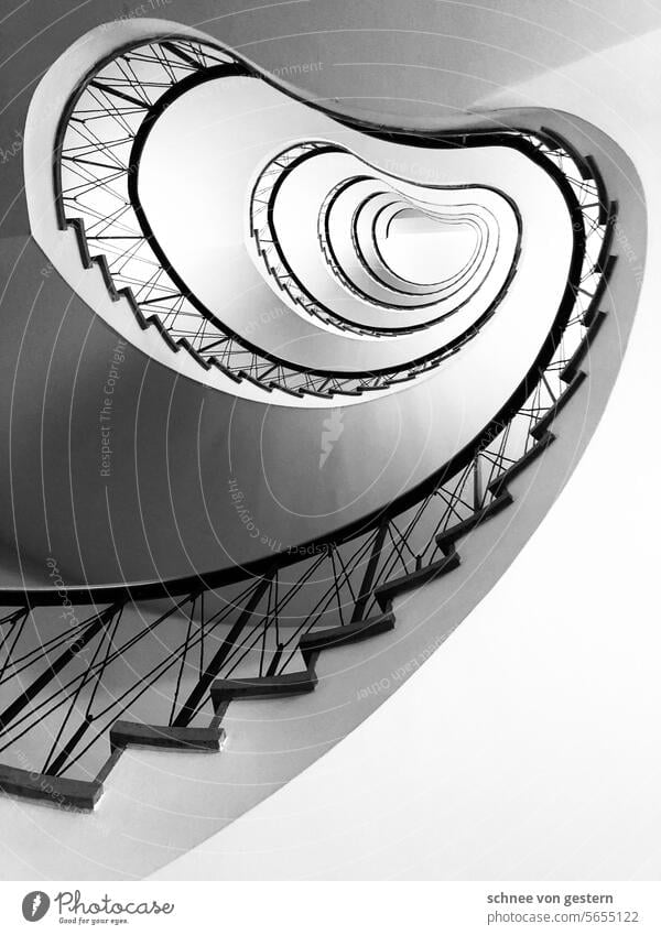 Treppe im modernen 20er-Jahre Stil Stufen hoch aufwärts abwärts Geländer aufsteigen grau Treppengeländer Treppenstufen Strukturen & Formen Handlauf Gebäude