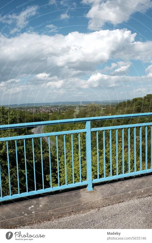 Die Blaue Brücke für Fußgänger über die Tunnelstraße mit Panoramablick über Asemissen, Leopoldshöhe und das Lipperland in Oerlinghausen bei Bielefeld im Teutoburger Wald in Ostwestfalen-Lippe
