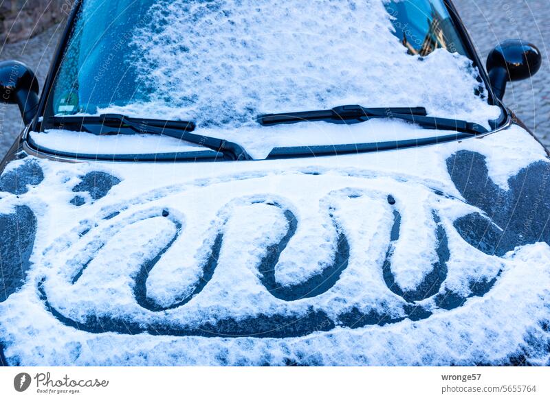 Mit Schnee und Fingerzeichnung verzierte Motorhaube eines PKW Winter Windschutzscheibe kalt kalte jahreszeit Frost Auto Wetter Kälte Winterstimmung Wintertag
