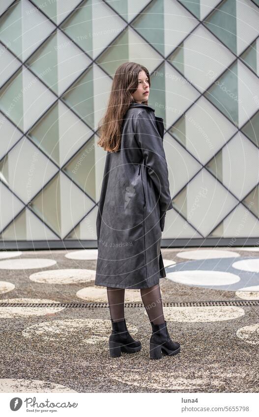 selbstbewusste junge Frau mit schwarzem Mantel frau nachdenklich sinnlich verträumt sebstbewusst elegant emanzipiert träumen urban glücklich fashion sehnsucht