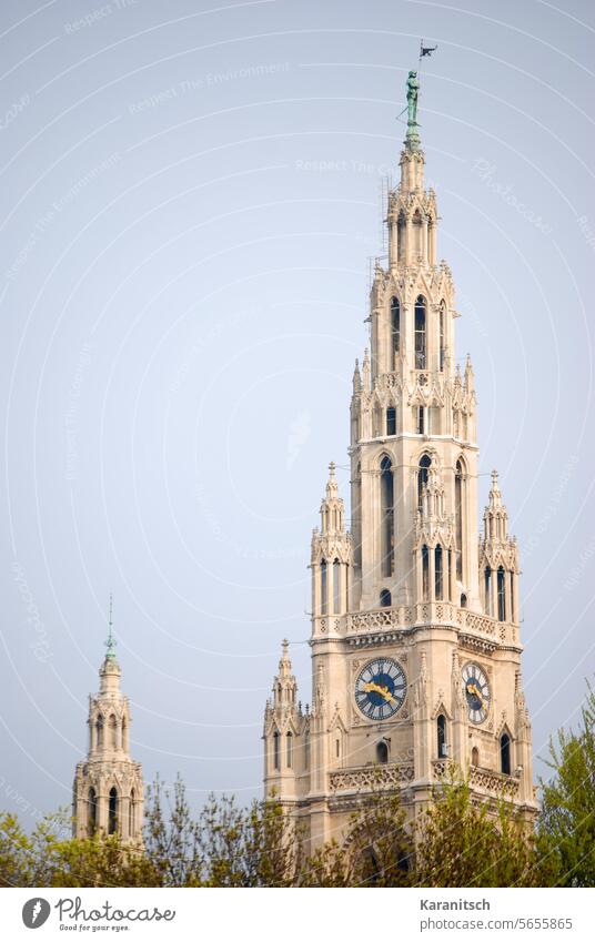 Die Türme mit dem Rathausmann vom Rathaus in Wien. Turm Rathausturm Architektur Bauwerk Uhr Rathausuhr Baustil Neugotik Kunstwerk kunstvoll Säulen Stuckarbeiten