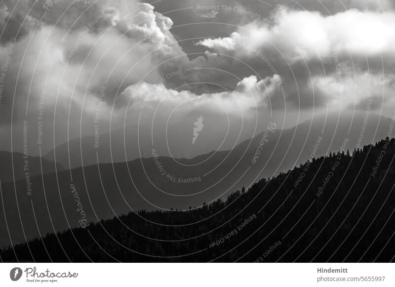 Berg und Tal Berge Berge u. Gebirge Landschaft Himmel Außenaufnahme Wolken Menschenleer Bergkette Gipfel Panorama (Aussicht) Umwelt Ferne wandern
