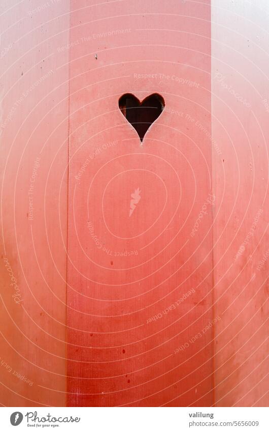Herzform auf einer roten Holztür Hintergrund behauen Nahaufnahme Detailaufnahme Tür Liebe im Freien Muster Romantik romantisch rustikal Form Symbol Textur