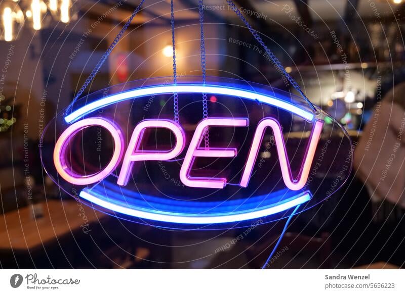 Schild mit der Aufschrift "OPEN" geöffnet Leuchtreklame hinweis ladenlokal cafe geschäft bar Kneipe