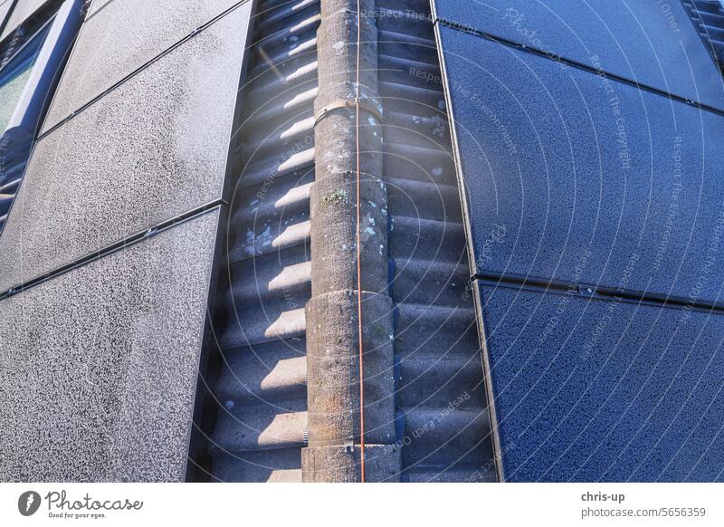 Photovoltaik-Module im Winter mit einer Ost-West-Ausrichtung mit Sonne und Schatten Energie Frost gefrostet eisig solar Solarmodul Sonnenkollektor regenerativ
