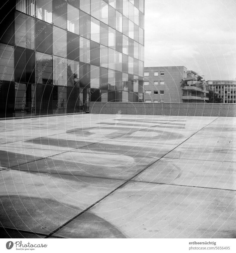 Moderne Beton-Architektur am Museumsbau modern Kunstmuseum zeitgenössisch analog schwarz-weiß Graustufen Neubauten Gebäude Terasse Buchstaben Boden Platten