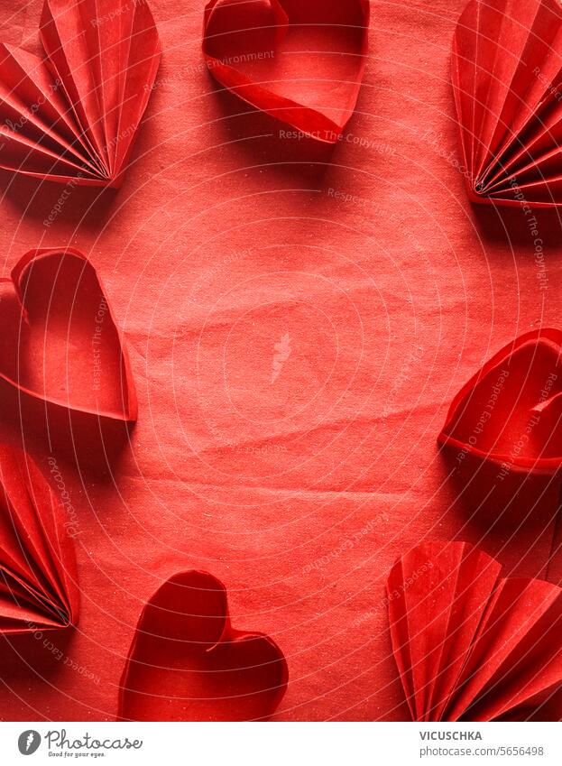 Valentinstag Hintergrund mit flachen Lay Papier Herzen Rahmen auf rot, Ansicht von oben Planlagepapier Top abstrakt Beförderung schön Muster romantisch Design