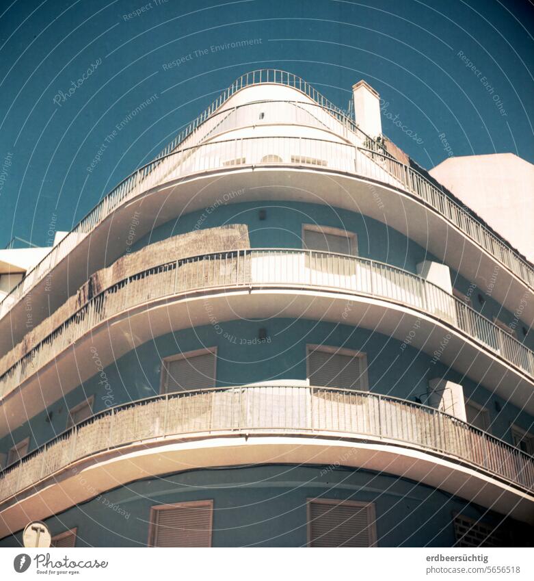 Portugiesisches Stadthaus in Blau-weiß Gebäude Haus Architektur mediterran blau runde ecke blauer Himmel urban heiß Sommer Hitze Ferien & Urlaub & Reisen
