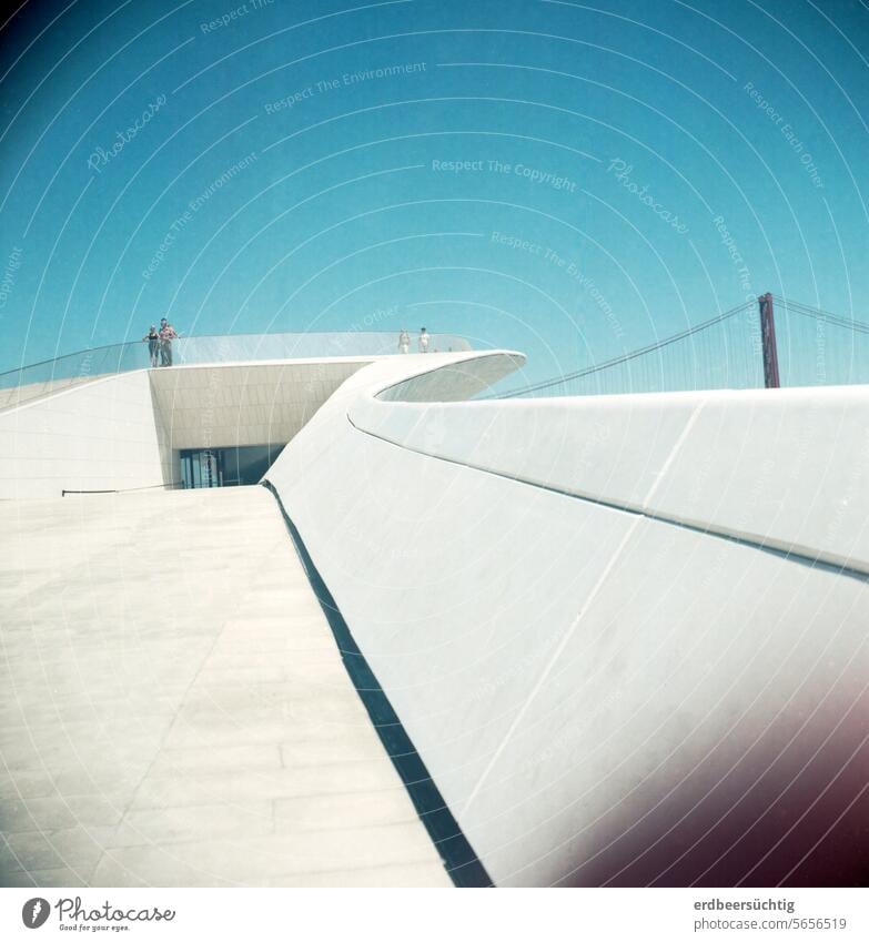 Spaceshuttle-Rampe?! - im Retrostil fotografierte, futuristische Architektur eines Kunstmuseums, klare Linien, blauer Himmel Archtektur postmodern Aufgang