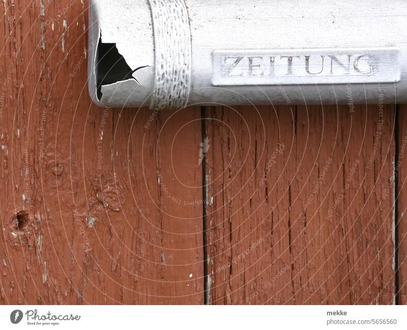 Die Zeitung wird nass Briefkasten Post Kasten einwerfen Postfach Wand Haus Postbote Rohr Plaste Plastik Werbung Briefschlitz Schlitz Tür Haustür Tor Eingang