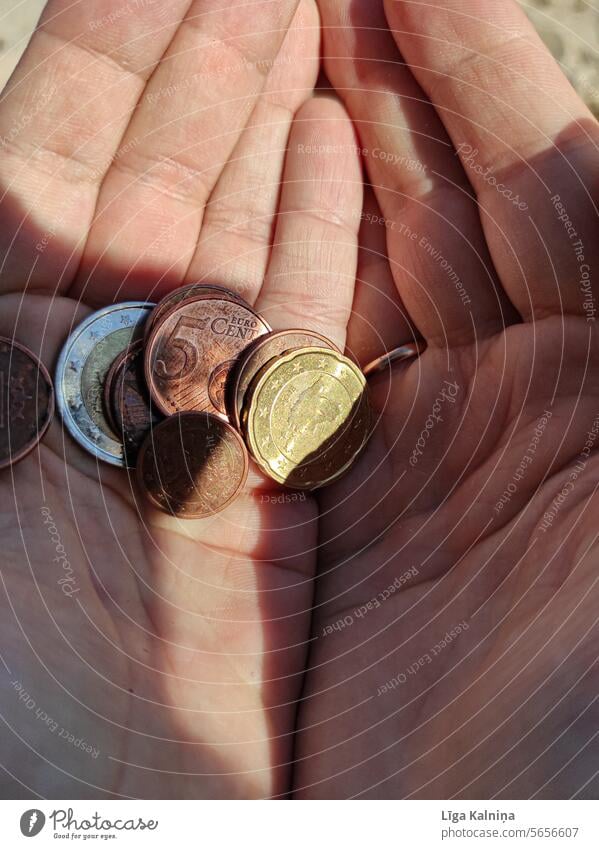 Geld in der Hand halten Euro Cents Münzen Geldmünzen sparen Bargeld kleine Änderung Euromünzen bezahlen Armut Handfläche Handflächen