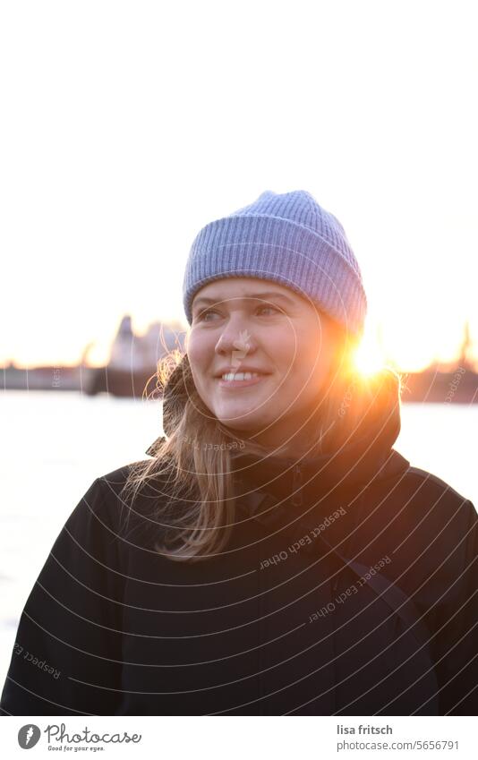 FRAU AM WASSER - LETZTER SONNENSTRAHL Frau 18-30 Jahre blond Lächeln Sonnenlicht Sonnenuntergang Wegsehen Erwachsene Farbfoto Außenaufnahme Junge Frau Porträt