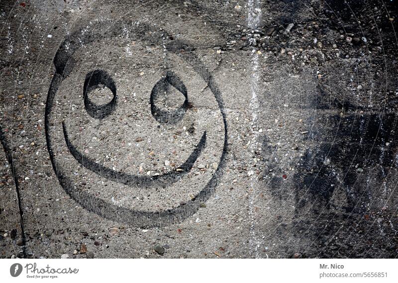 Alles wird gut | :) Graffiti Smiley Mauer Lächeln dreckig Fassade Symbole & Metaphern keep smiling Gefühle Gute Laune dunkel Zeichnung Smiley-Symbol Emoji