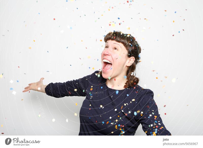Frau wirft lachend buntes Konfetti in die Luft konfettiregen Party Partystimmung Partygast Feste & Feiern Geburtstag glücklich Glückwunsch Silvester u. Neujahr