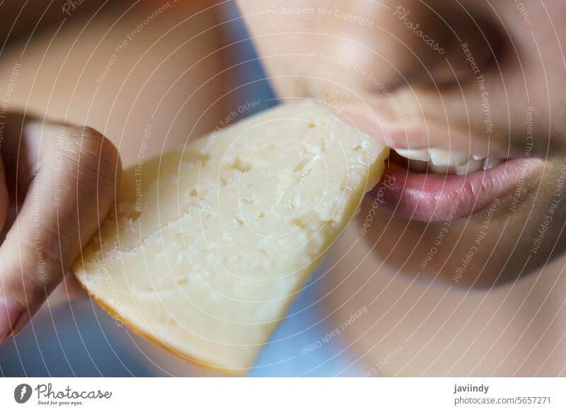 Nahaufnahme eines Teenagers, der zu Hause frischen Käse isst Mädchen Scheibe Biss Gesundheit Vitamin essen Ernährung lecker Lebensmittel geschmackvoll hungrig