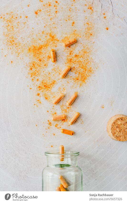 Kurkuma Kapseln verstreut auf einem Tisch Glas Medizin Gesundheit Medikament Schmerztablette Apotheke Krankheit Tablette Antibiotikum Dosis Hintergrund Sucht