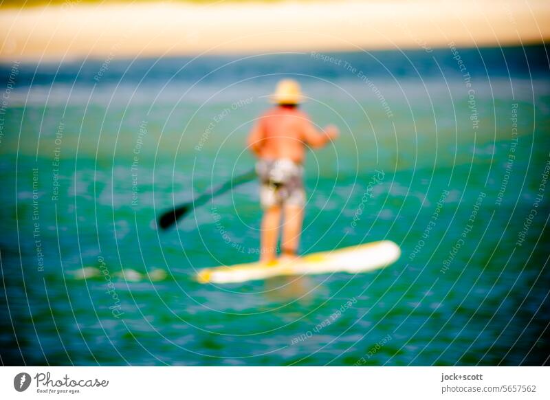 Stehpaddeln auf ruhigen Gewässer SUP Paddeln stehen Sommer Erholung Paddelbrett im Freien Unschärfe Badebekleidung Aktivität Australien Queensland