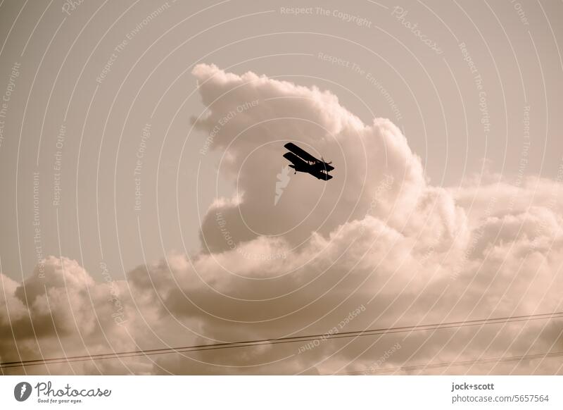 Propellerflugzeug in den Wolken Himmel Schönes Wetter Sonnenlicht Flugzeug fliegen Ferien & Urlaub & Reisen Freiheit Luftverkehr Verkehrsmittel Wolkenformation