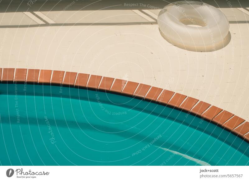 Schwimmring liegt am Swimmingpool bereit Sommer Ferien & Urlaub & Reisen Schwimmbecken Sommerurlaub Schatten Geländer Hintergrund neutral Lifestyle Wärme