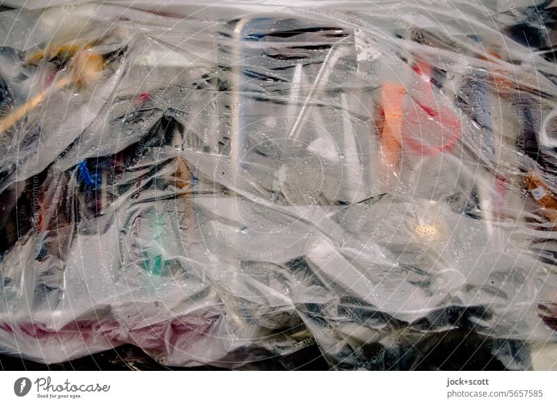 Besteck verhüllt mit Plastik Essbesteck Plastikfolie Sammlung abgedeckt viele Draufsicht verschiedene undeutlich Schutz durchsichtig Flohmarkt Silberbesteck