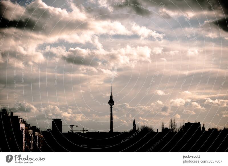 schönes Wetter über Berlin Berliner Fernsehturm Schönes Wetter Silhouette Hauptstadt Himmel Wolken Tiefenschärfe Hintergrundbild Himmel über Berlin