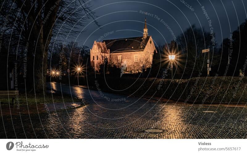 St. Martins-Kirche in Zetel in der Nacht ohne Fahrradleuchtspur Glauben Dunkel Friesland Niedersachsen evangelisch-lutherisch Regen nass Lichter beleuchtet