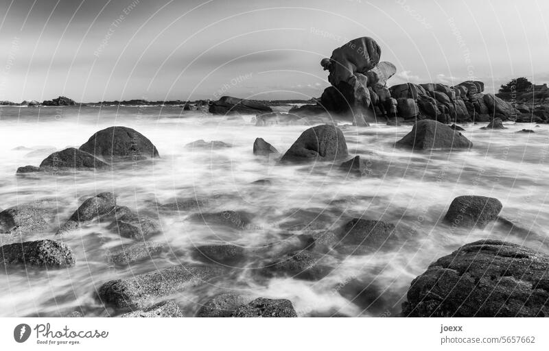 Meeresbrandung an felsiger Küste in schwarz-weiß, langzeit Frankreich felsige küste wildromantisch Tag Menschenleer Landschaft Steine Außenaufnahme Horizont