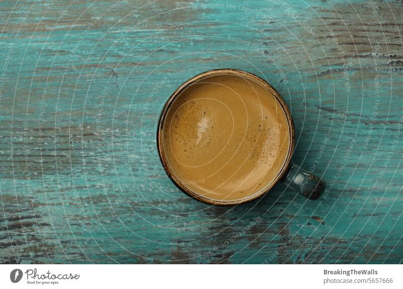 Espresso-Kaffeetasse auf blauer Grunge-Tischoberfläche Tasse eine satt blaugrün trinken Getränk heiß frisch Erfrischung Energie Koffein Crema perfekt