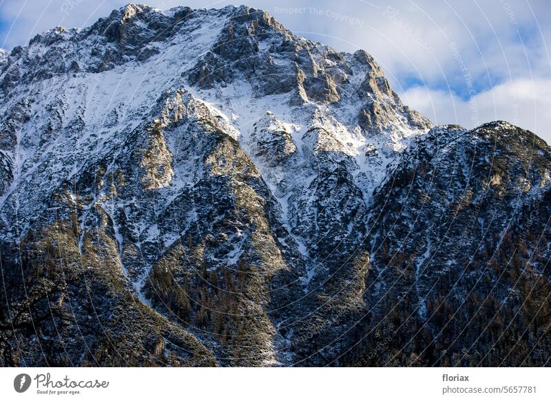 Berg über Mittenwald/Bayern - Blick von Mittenwald in Richtung Ostsüdost & Österreich Berge u. Gebirge Bergmassiv Stein Natur Landschaft Alpen Schnee Winter