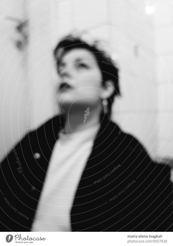 Ein Schuss in Unschärfe Schwarzweißfoto schwarz-weiß Schwarz-Weiß-Portrait Frau Ästhetik künstlerisch Kunst verschwommen