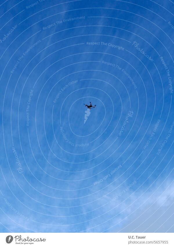 Eine Drohne am blauen Himmel Drohnenflug Wolken spionieren Übersicht fliegen fliegend Technologie Technik Technik & Technologie Fluggerät Überwachung